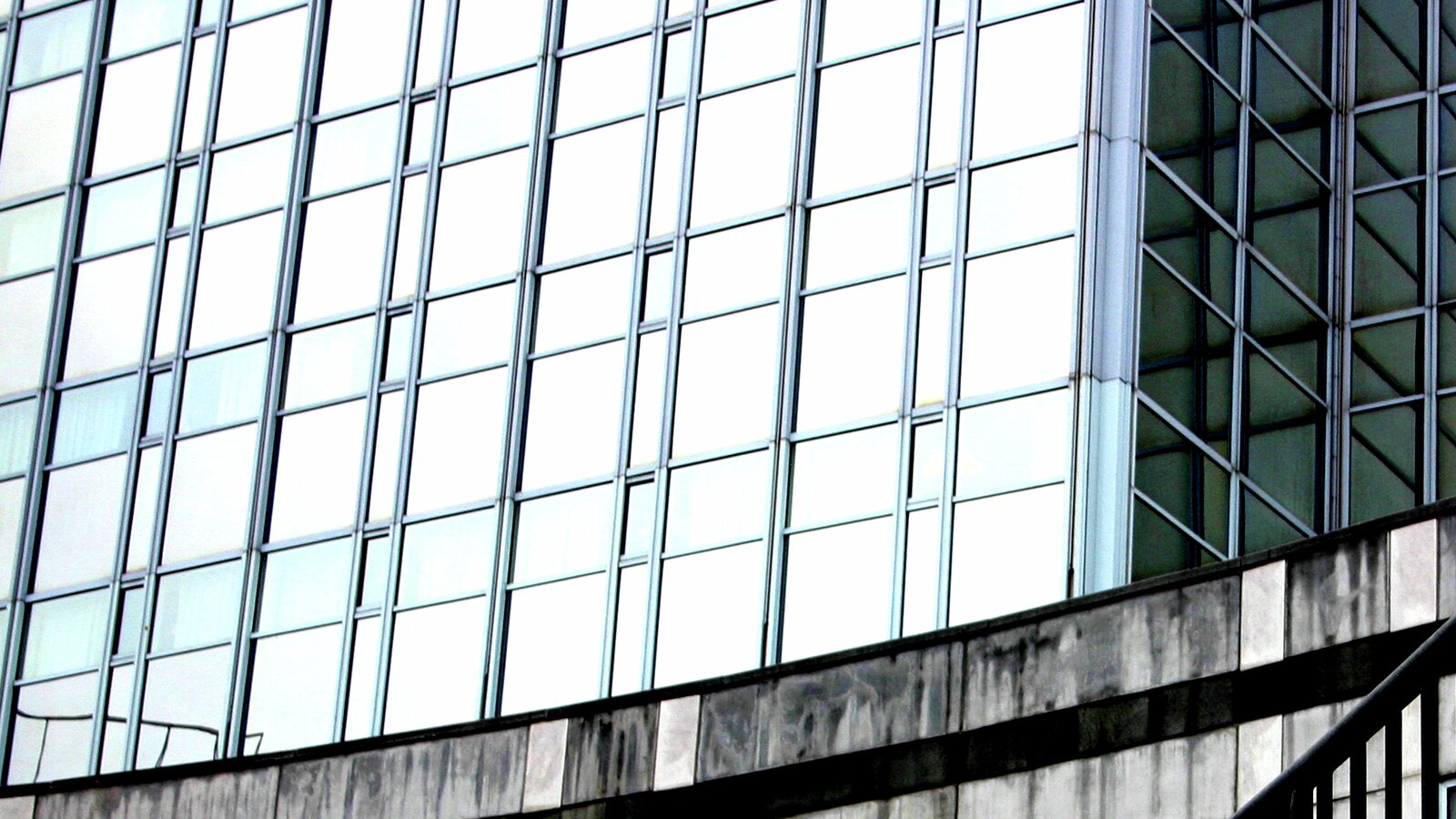 fasade på moderne bygg  med vinduer