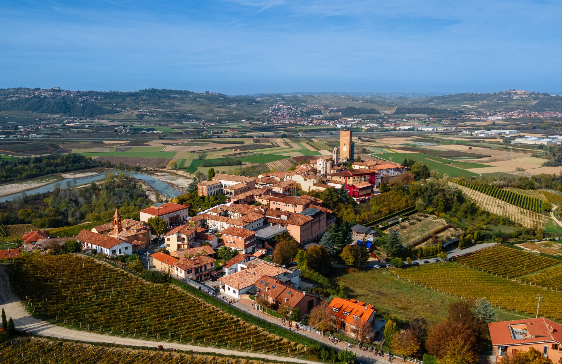 Landsbyen Barbaresco omgitt av vinmarker i Piemonte
