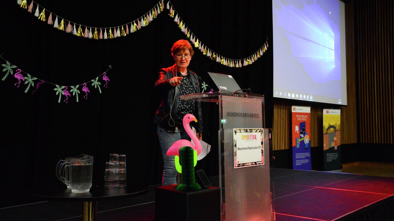 ÅPNET FESTIVALEN: Leder av Fagforbundet, Mette Nord, åpnet sommerfestivalen og oppfordret ungdommen til å vise engasjement. Hun satte også pris på festivaldekorasjonene, som denne flamingoen.