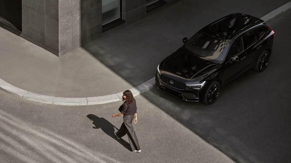 Volvo XC60 stannar för fotgängare som går över gatan.