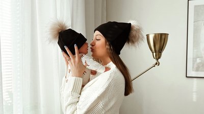 Nainen antaa suukon vauvalle