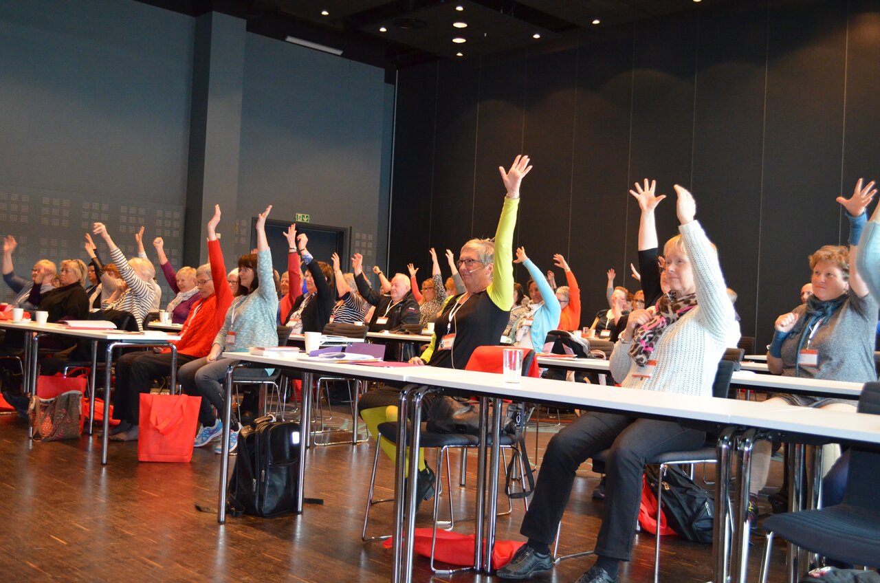 Aktiv konferansedag i Bodø. Ingen sitter stille på stolen når sittedansen dras i gang.