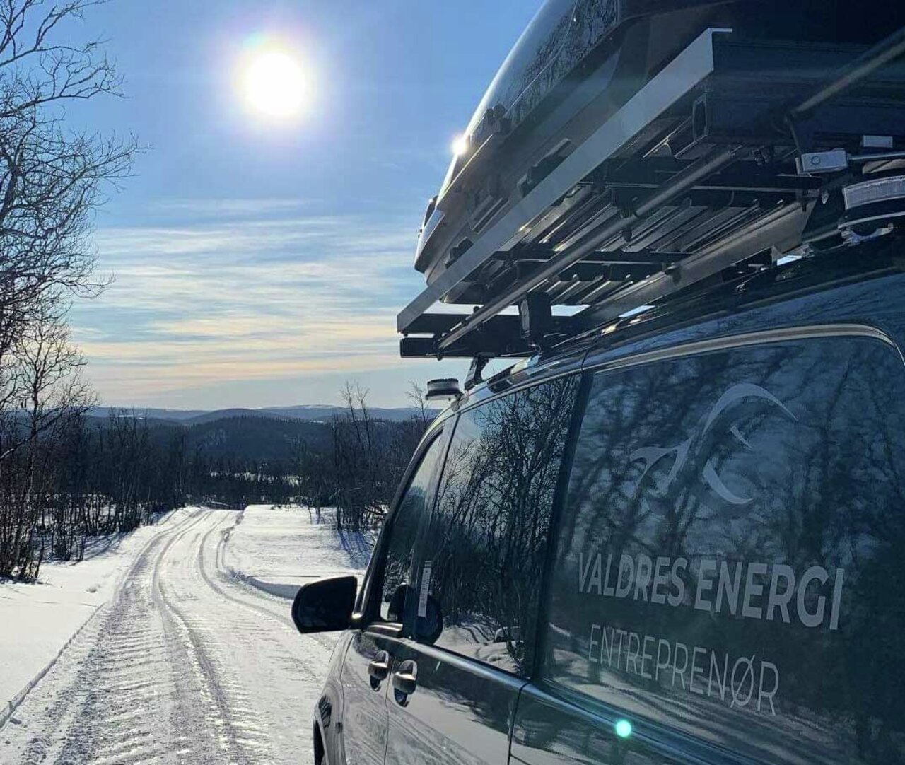Valdres Energi bil i sollyset på vinteren