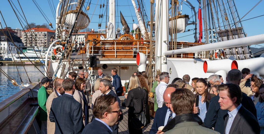 Cover image of article "Wikborg Rein om bord på Statsraad Lehmkuhl"