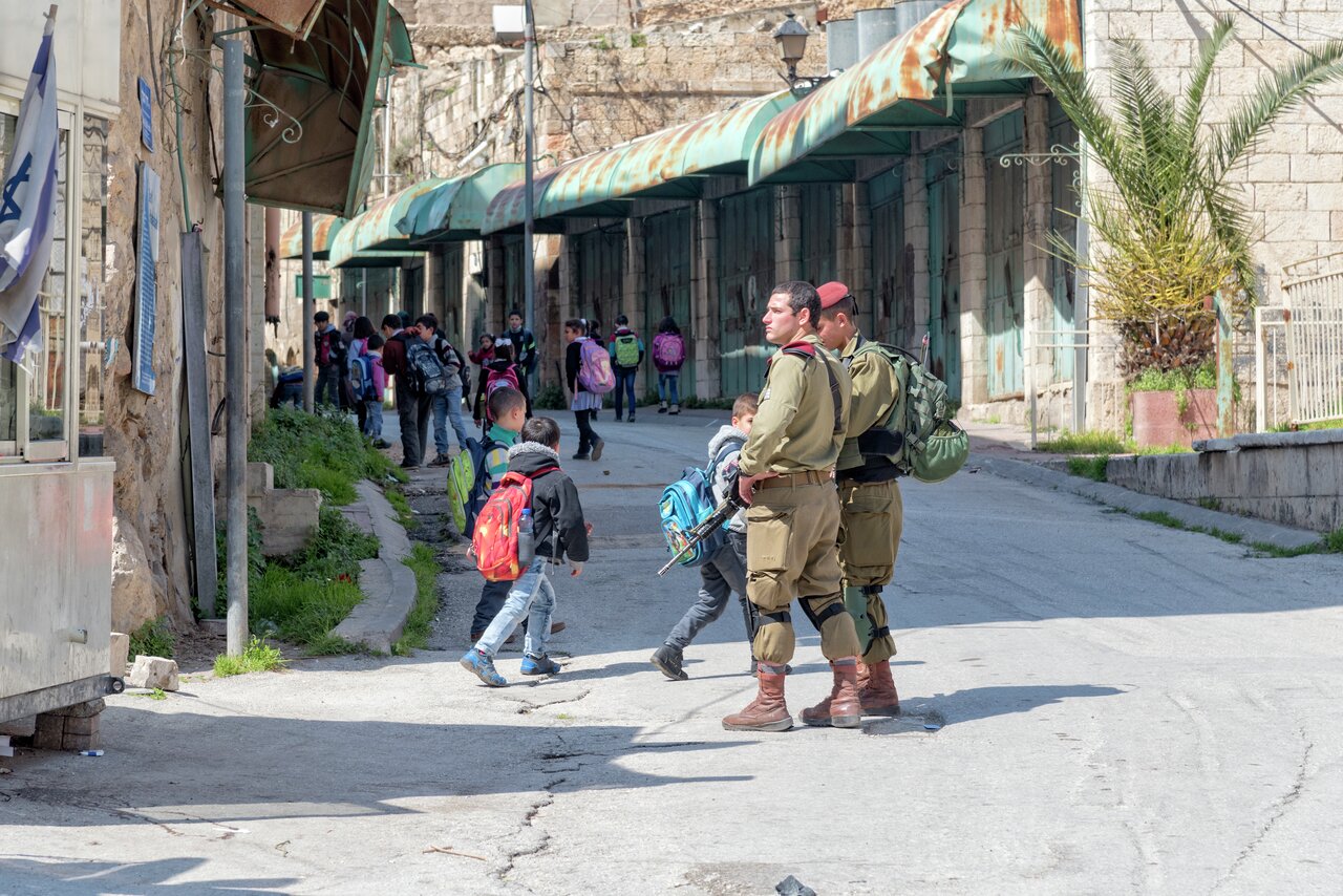 Skolebarna i Hebron lever med regelmessige kontroller og blir trakassert både av bosetterne og soldatene.