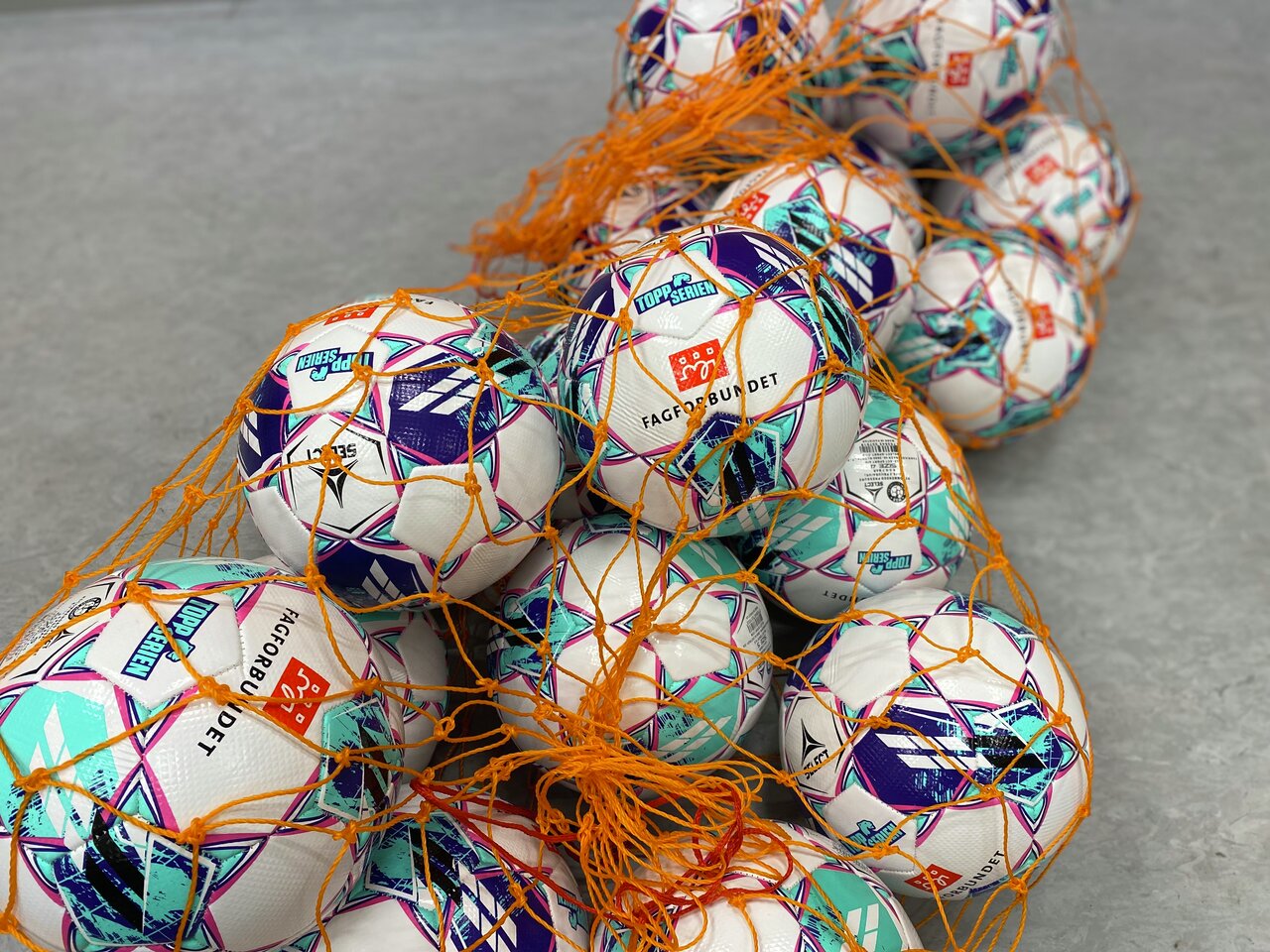 Fotballer som brukes i Toppserien 2023, deles ut til lokale jentelag.