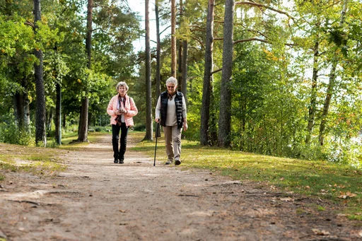 To eldre damer ute å går en mosjonstur.