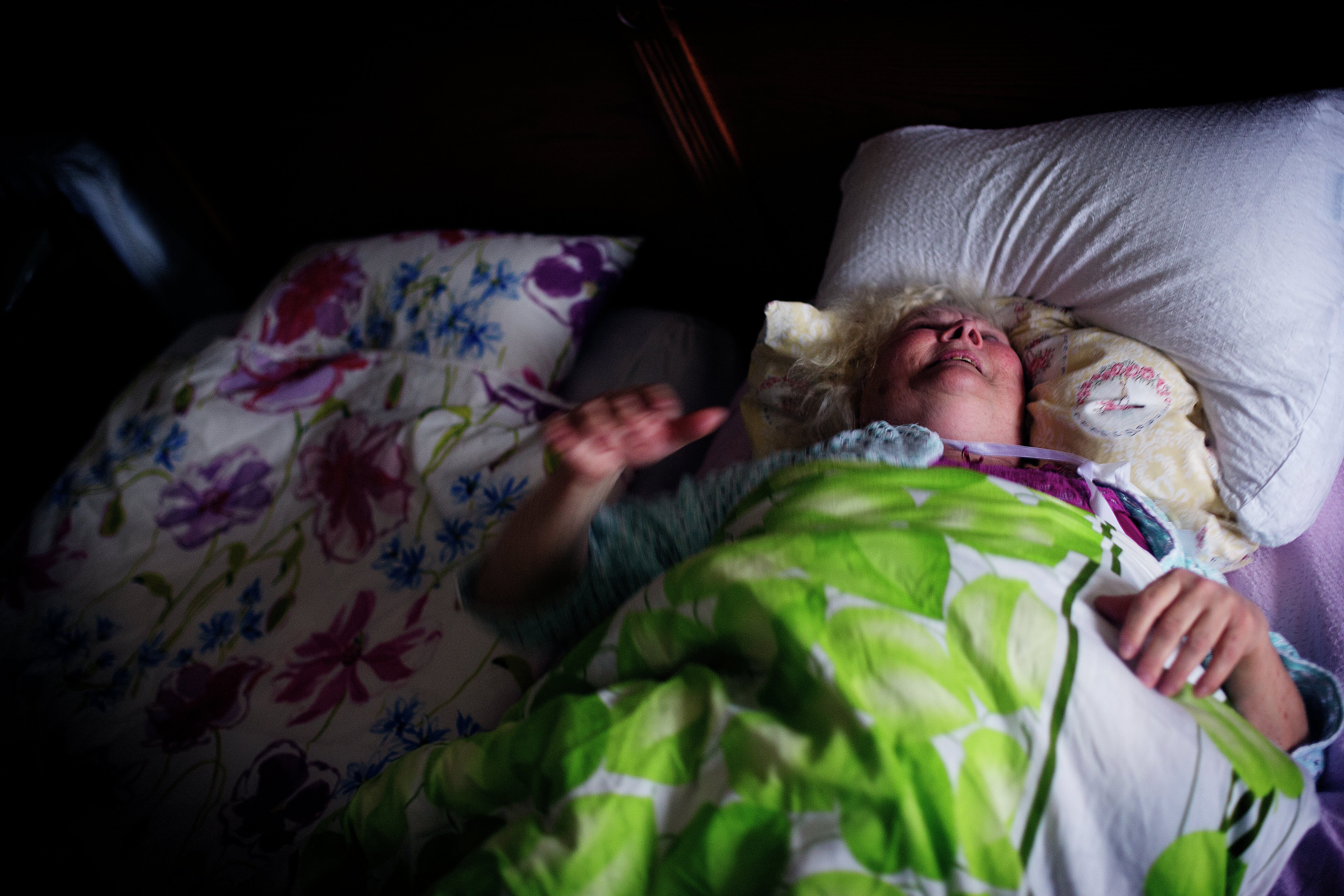 Eldre kvinne i seng. Foto