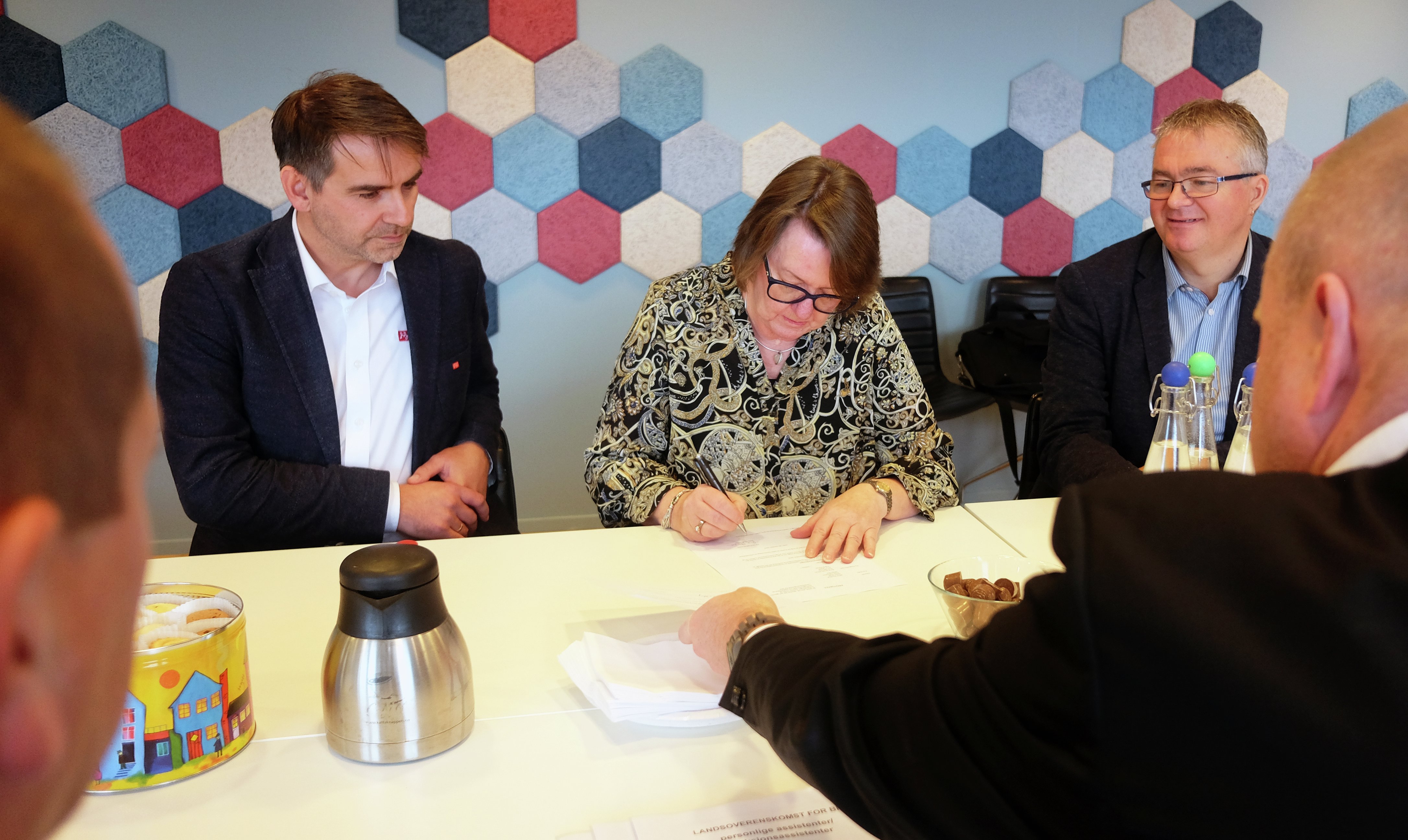 Anne Green Nilsen i Fagforbundets arbeidsutvalg signerer landsoverenskomst for BPA-assistenter sammen med Virke. Kurt Rønning, nestleder Yrkesseksjon helse og sosial, til venstre. Arne Løseth i Fagforbundets forhandlingsavdeling til høyre.