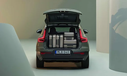 Packning i bagageutrymmet på en Volvo XC40.