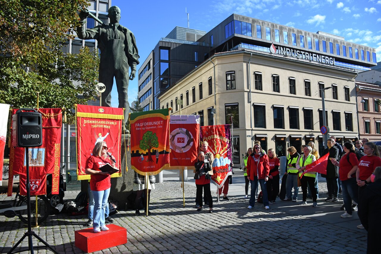 Streikemarkering Youngstorget BPA Faner folk og plakater