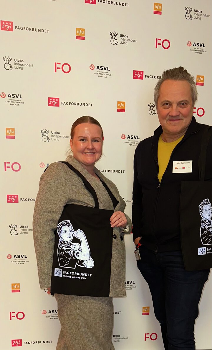 Rådgiver Emilie Storli og nestleder Helge Sporsheim viser frem de fine Fagforbundet-nettene som ble delt ut på stand til deltakerne på konferansen.
