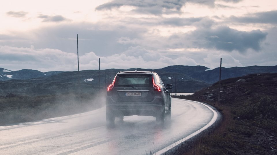 Volvo XC60 kör på blöt asfalt