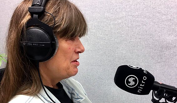 Berit Vegheim med headset foran radiomikrofon