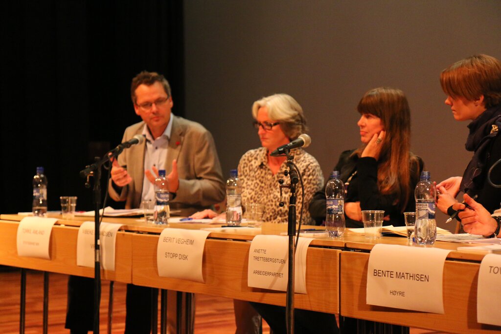 Berit Vegheim sitter i et panel sammen med tre andre. Anette Trettebergstuen (Ap) og Bente Mathisen (H) sitter også ved bordet