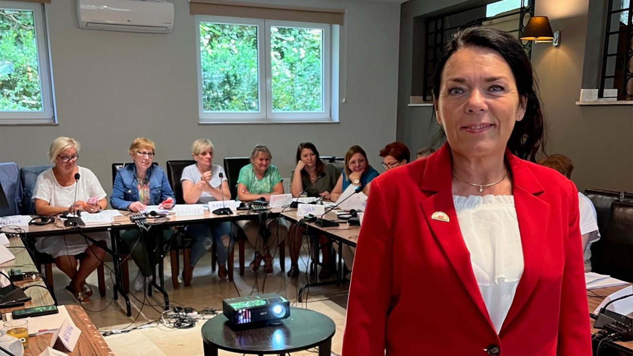 Mona Holmkvist, hovedtillitsvalgt i Hvaler, utvekslet erfaringer med tillitsvalgte i et polsk søsterforbund om hvordan fagforeninger kan bidra til å inkludere flyktninger