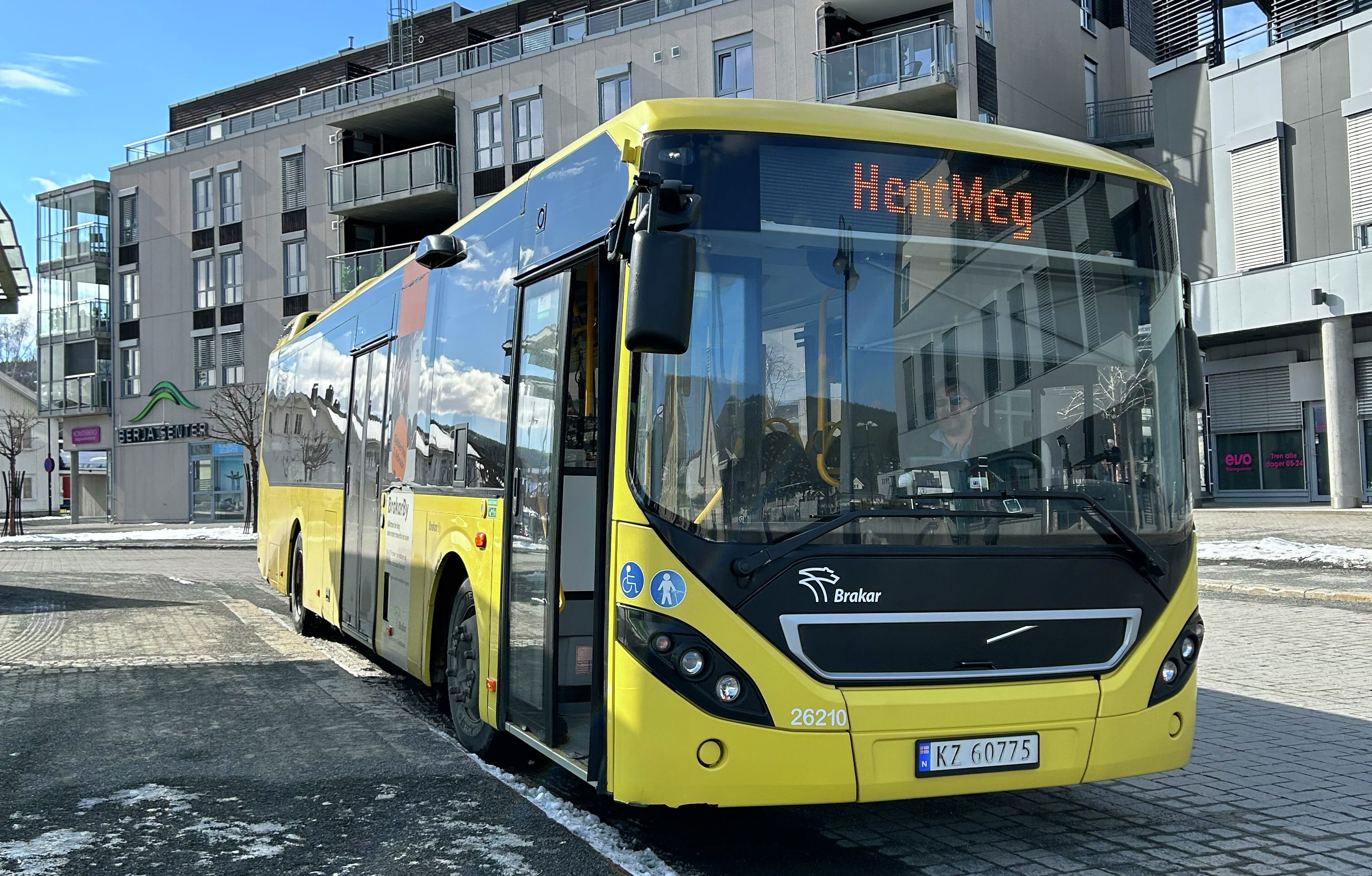 Bilde av Hent Meg-buss på Kongsberg knutepunkt.
