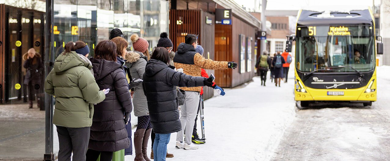 Passasjerer venter på bussen ved Drammen busstasjon.