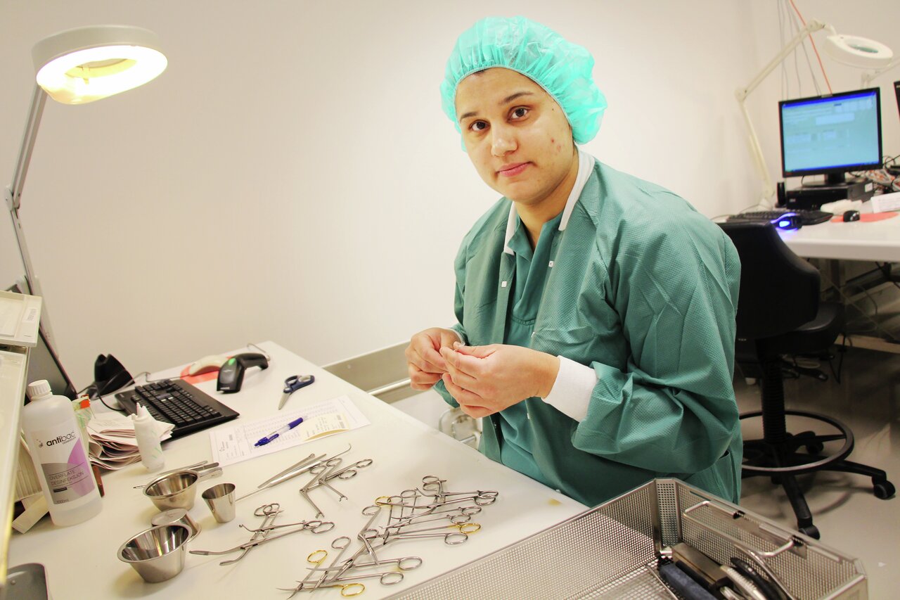 Hjelpepleier Sobia Khan jobber på instrumentenheten på sterilavdelingen på Rikshospitalet. For ordens skyld, bildet er tatt før pandemiutbruddet.
