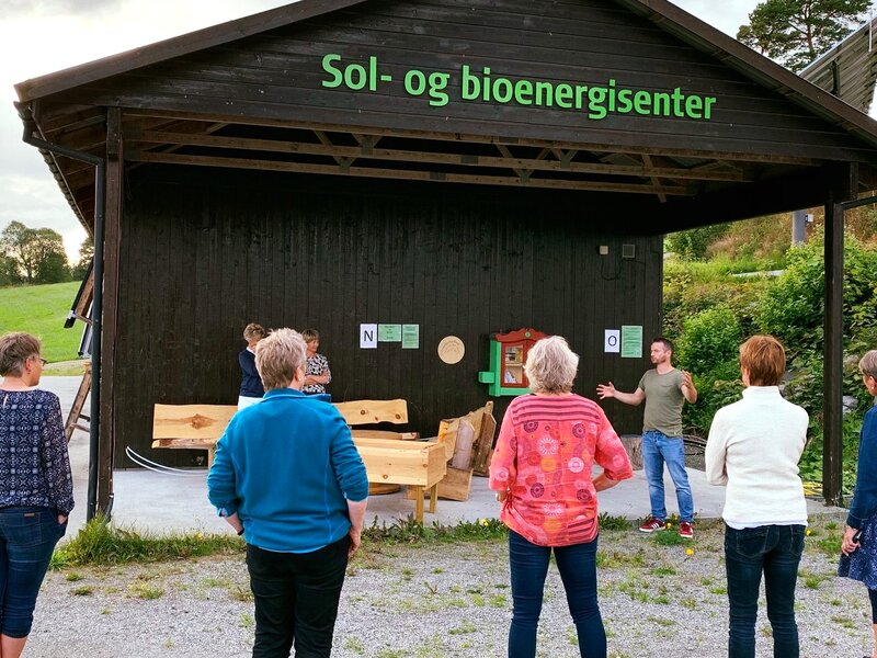 Sol og bioenergisenteret er en del av økoparken. Her får fylkespolitikere en omvisning og kunnskap om fornybare energikilder. Foto: Tingvoll Økopark