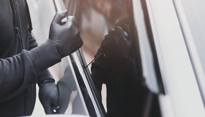 Inbrottstjuv bryter sig in i bilen via bilrutan