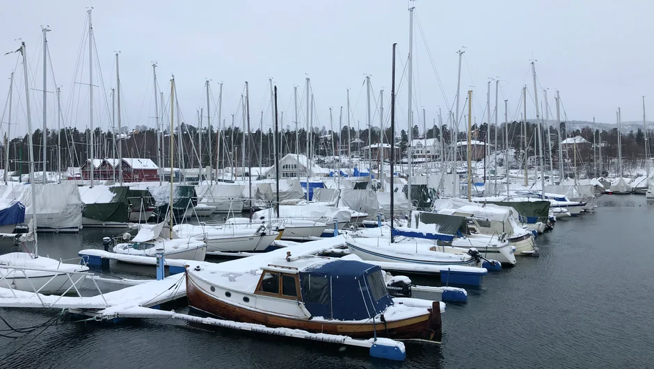 Båthavn med seilbåter vinterstid