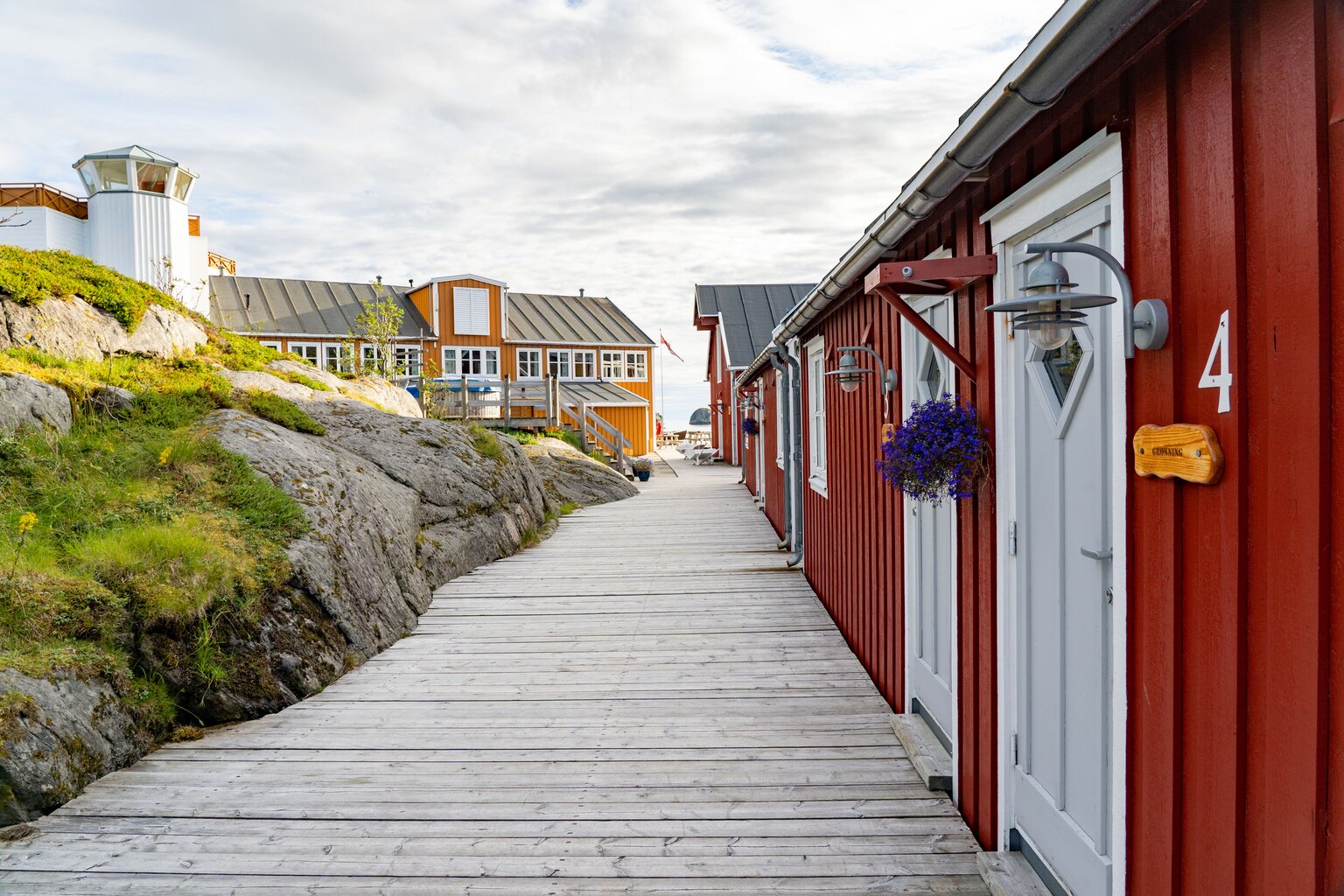 Holidaze featured Home: Cabins in Lofoten - Relax in cozy cabins right by the sea in stunning Lofoten. Wake up to the soothing sound of waves, ready to start your day feeling calm and happy