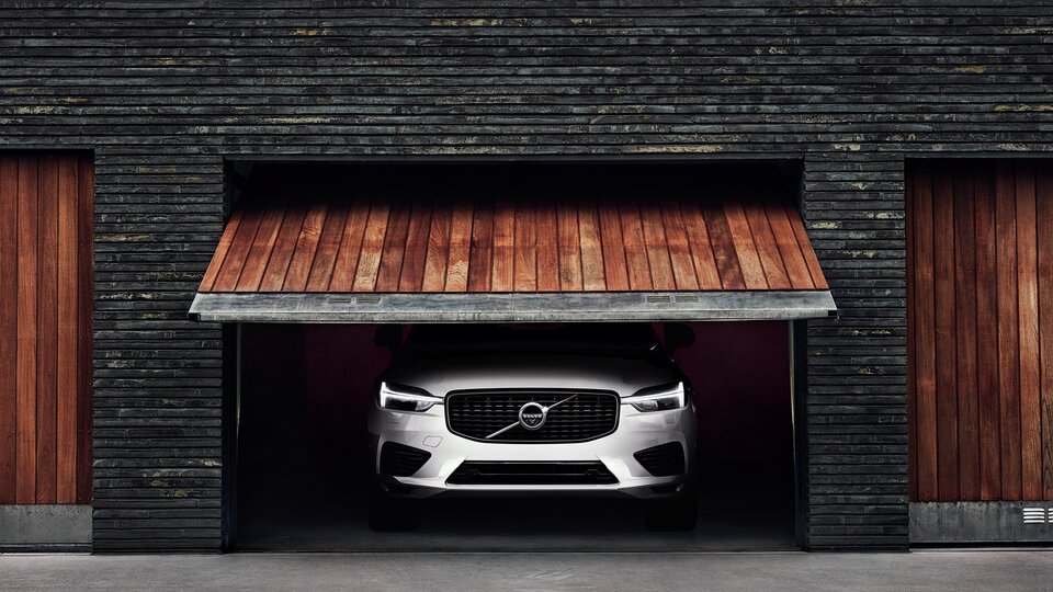 Silvrig Volvo XC60 parkerad i garage