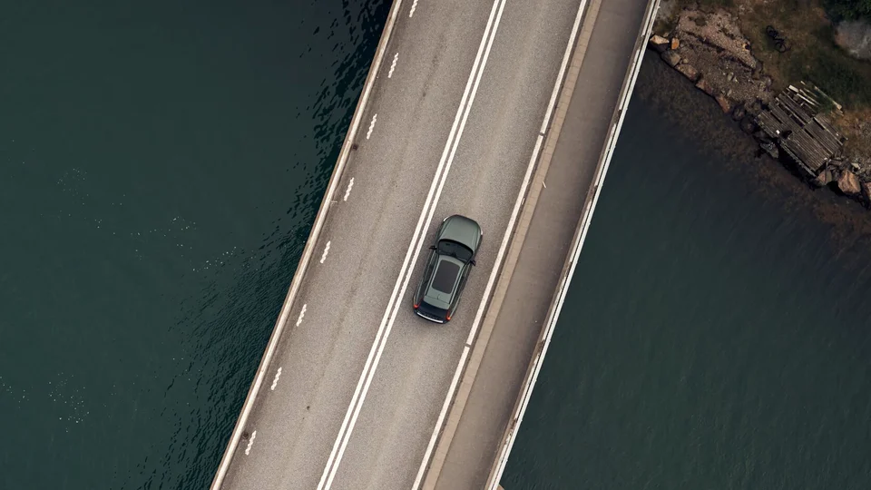 XC60 kör över en lång bro.