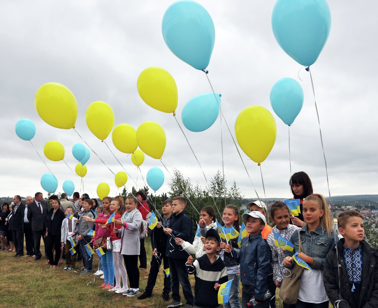 Ukraina i fredstid: Ukrainske barn feirer nasjonaldagen.