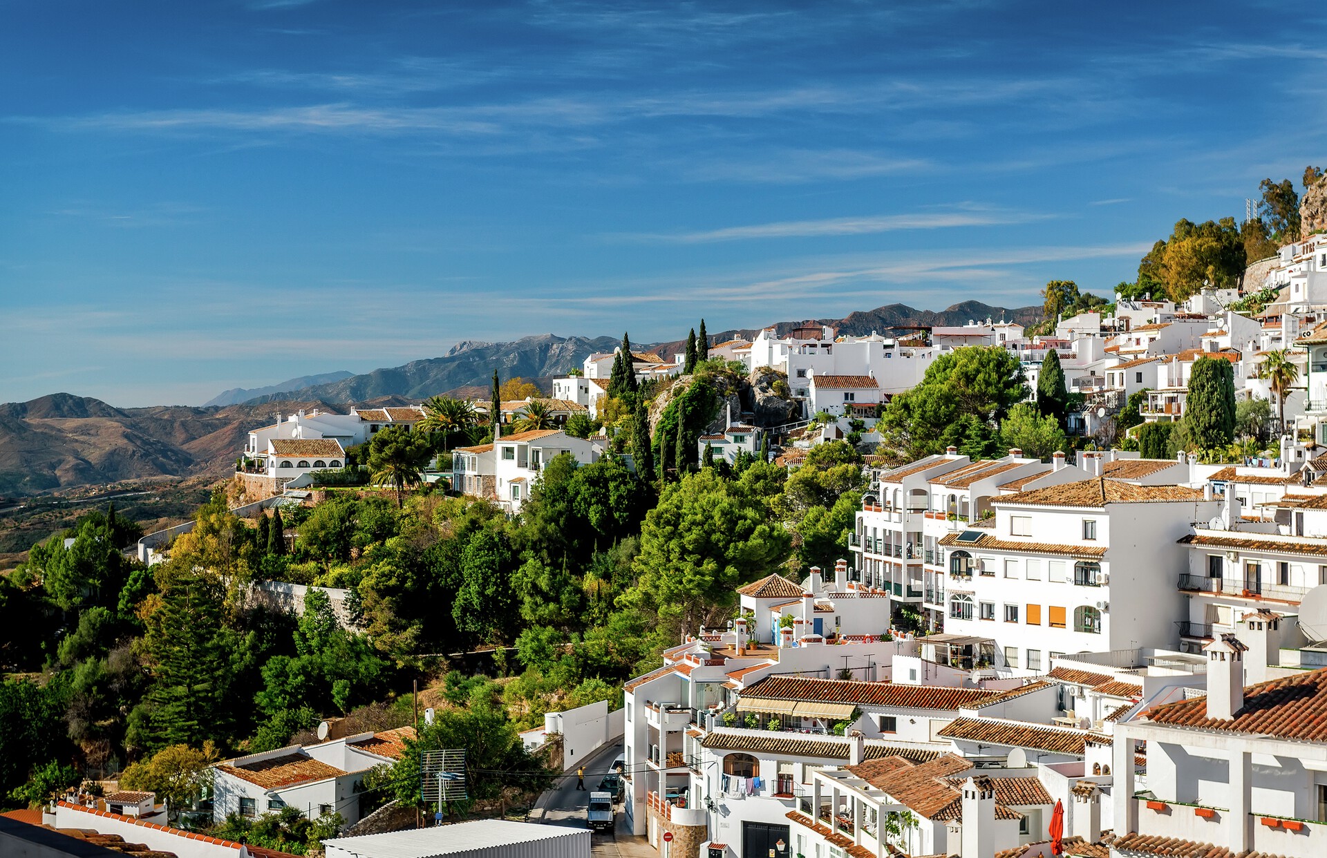 Hvite hus i fjellandsbyen Mijas med utsikt mot kysten