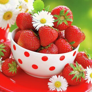 Napkin Lunsj Strawberries In Bowl