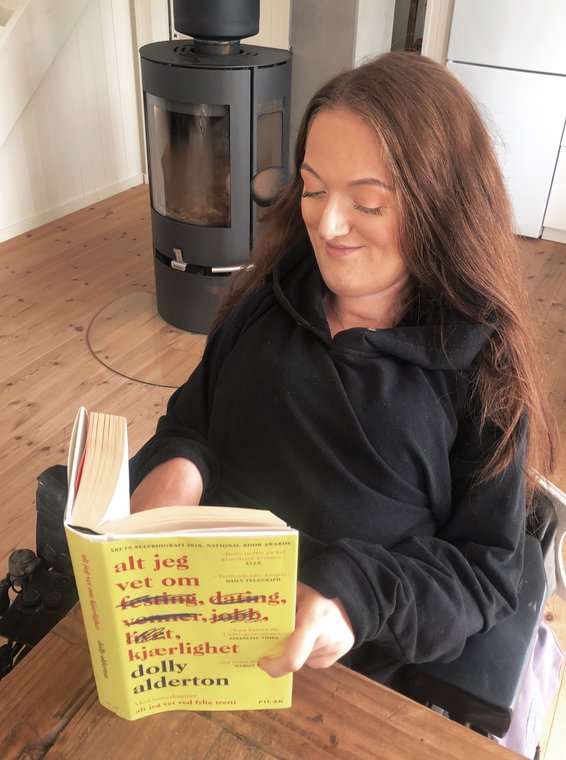 Ingeborg Aurora Øverli leser i en bok