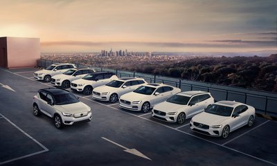 Åtta vita Volvobilar parkerade på taket av ett parkeringshus