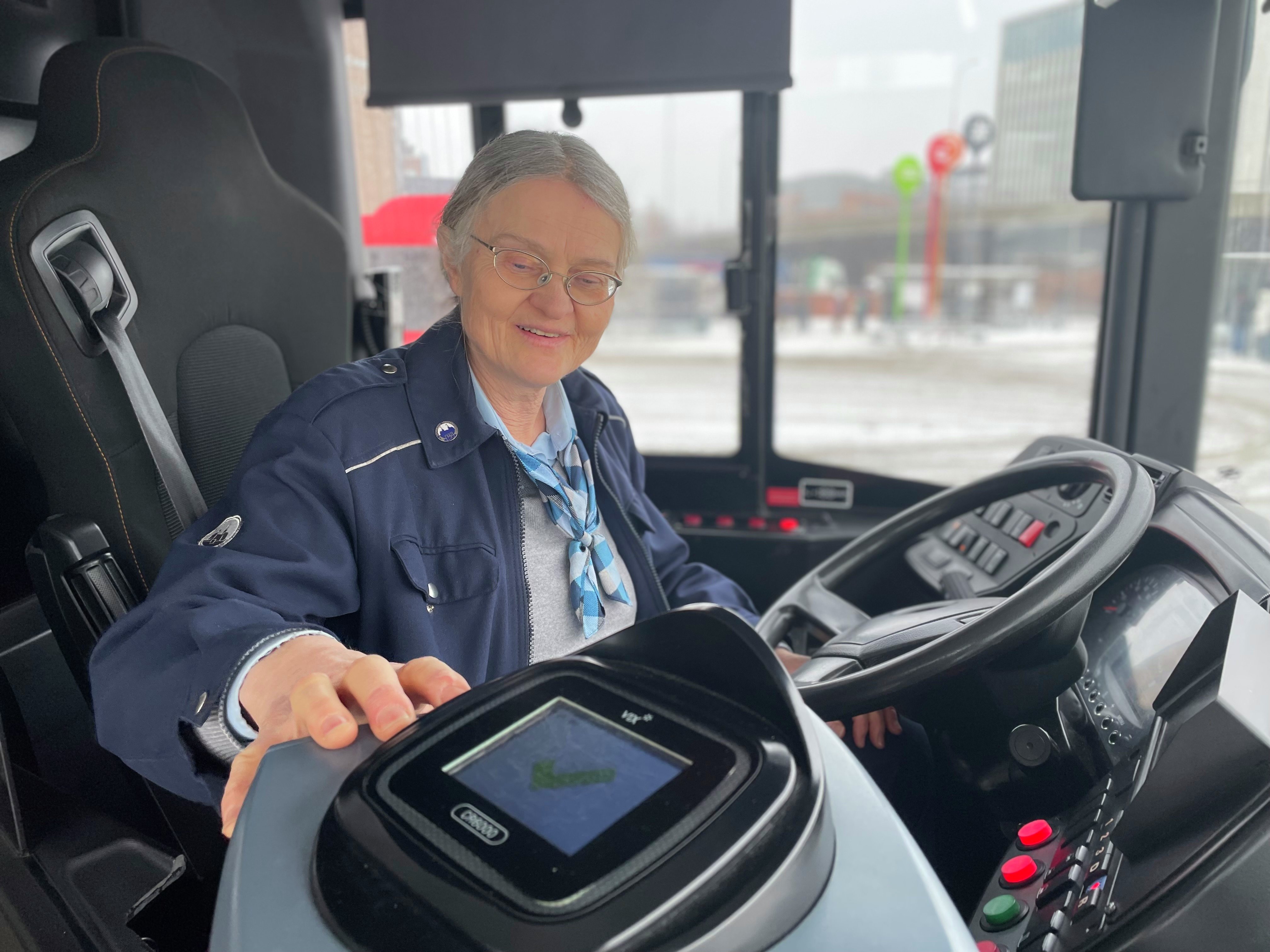 Bussjåfør og tillitsvalgt Marit Sauge gjør seg klar for en ny økt.