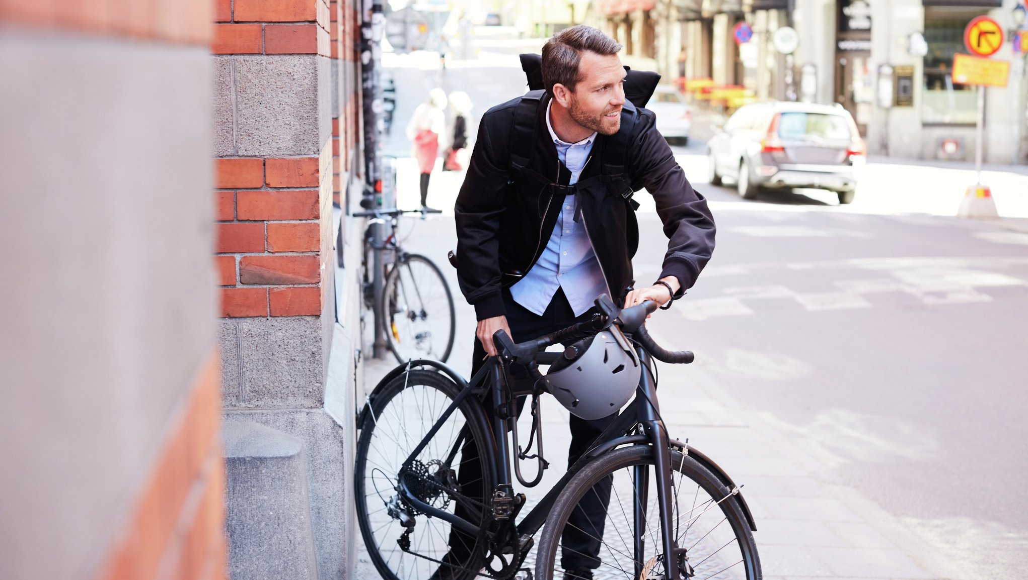 Manlig cyklist i stadsmiljö
