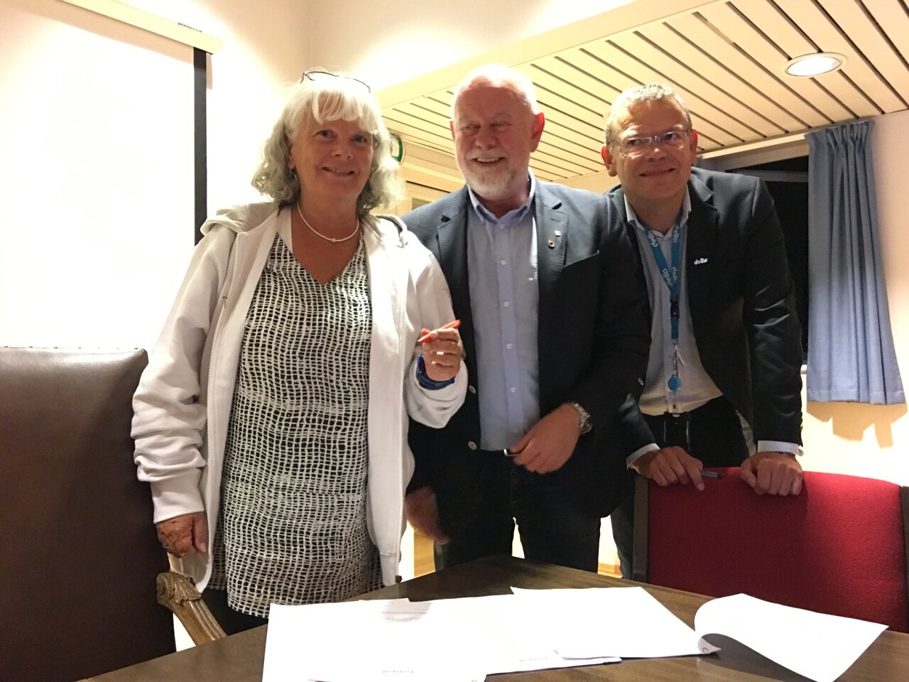 Mette Henriksen Aas (Fagforbundet), Terje Skyvulstad (Utdanningsforbundet) og Trond Ellefsen (Delta) signerte protokollen hos Riksmekleren. 