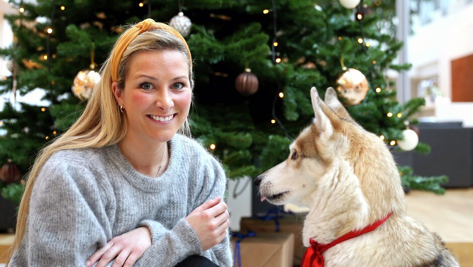 Veterinær og kategorisjef for dyreforsikringer, Martine Fossem Nygaard ønsker alle to- og firbente en riktig fin jul!