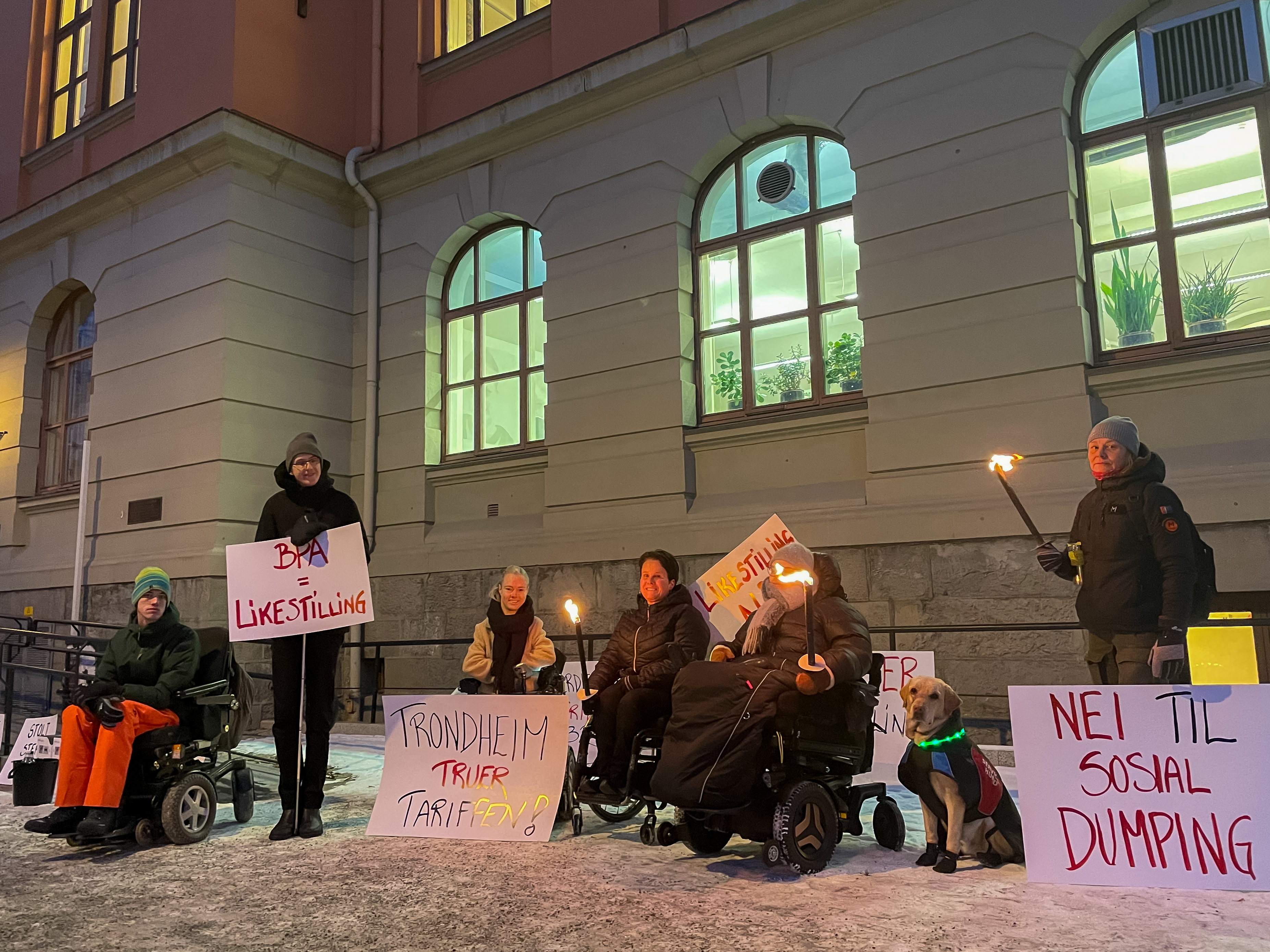 Arbeidsledere og assistenter demonstrerer før Formannskapsmøte i Trondheim  05. desember 