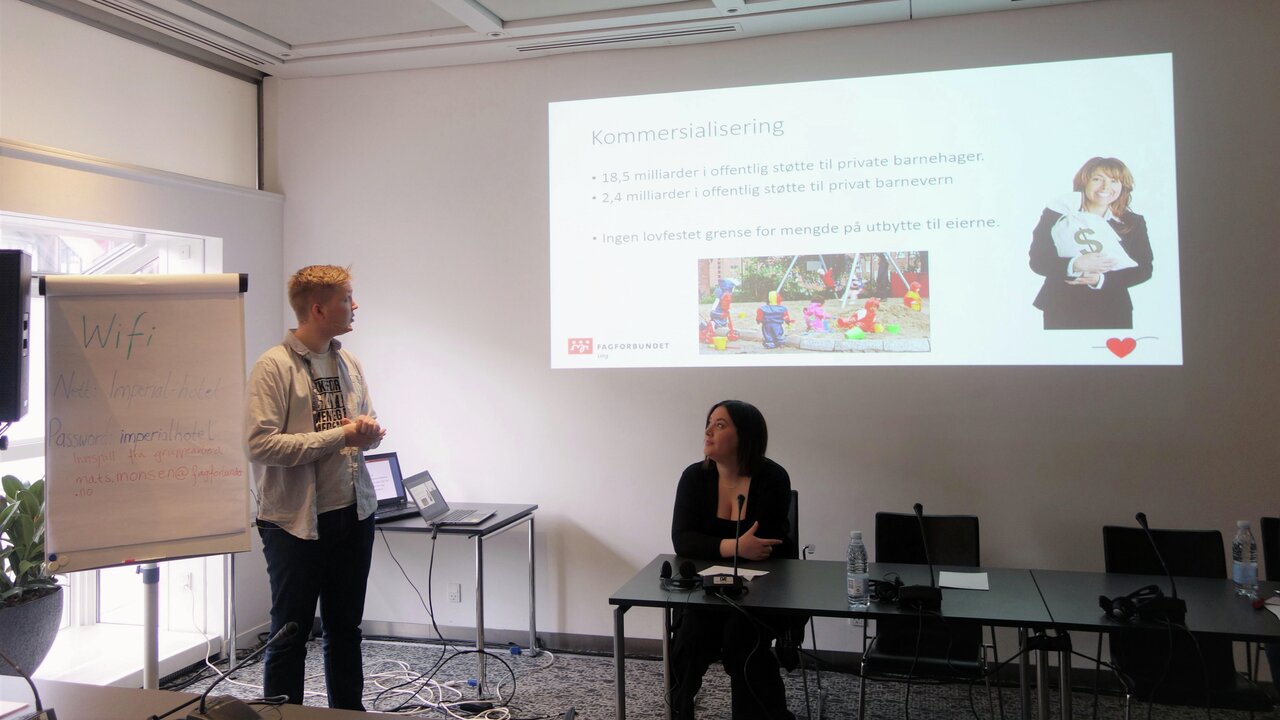 NORSKE ERFARINGER: Leder og nestleder i Fagforbundet Ung, Mats Monsen og Victoria De Oliveira, delte sine erfaringer fra den norske fagbevegelsen på KNS konferansen i København.