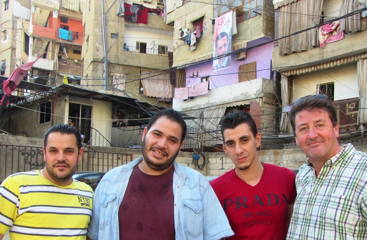 Eddie Whyte i møte med palestinske ungdommer i flyktningleiren Shatila i Beirut.