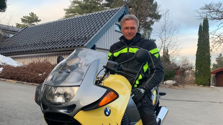 Atle C. Strøm, produktsjef for MC-forsikring i If, på en motorsykkel