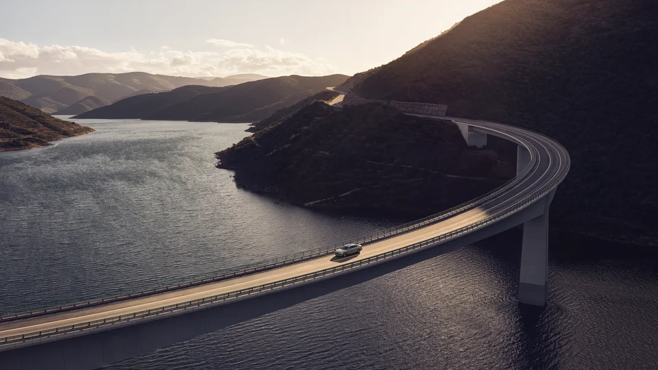 Volvo S90 åker på en lång bro.