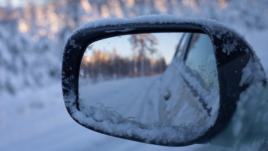 Snöig sidospegel på bil