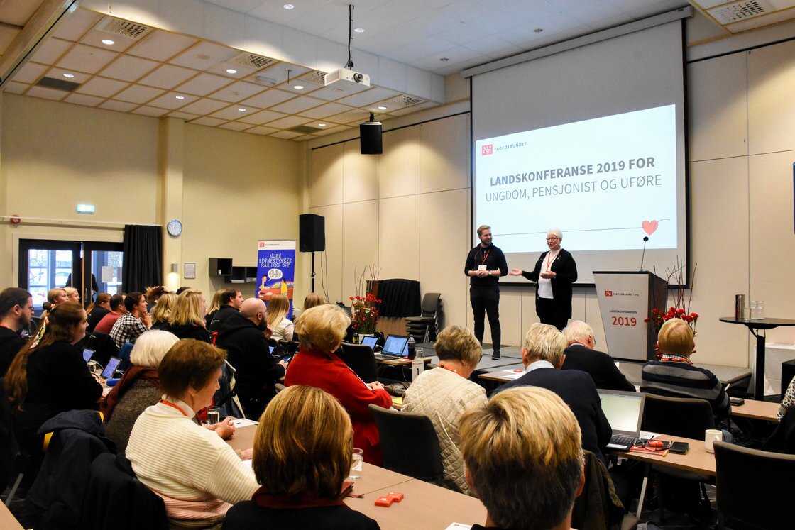 Fagforbundets ungdom og pensjonister holder landskonferansen sammen. På scenen ser vi leder av Fagforbundet Ung, Mats Monsen, og leder av pensjonistutvalget, Bjørg Hageløkken.