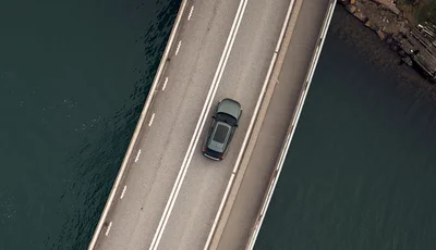 XC60 kör över en lång bro.