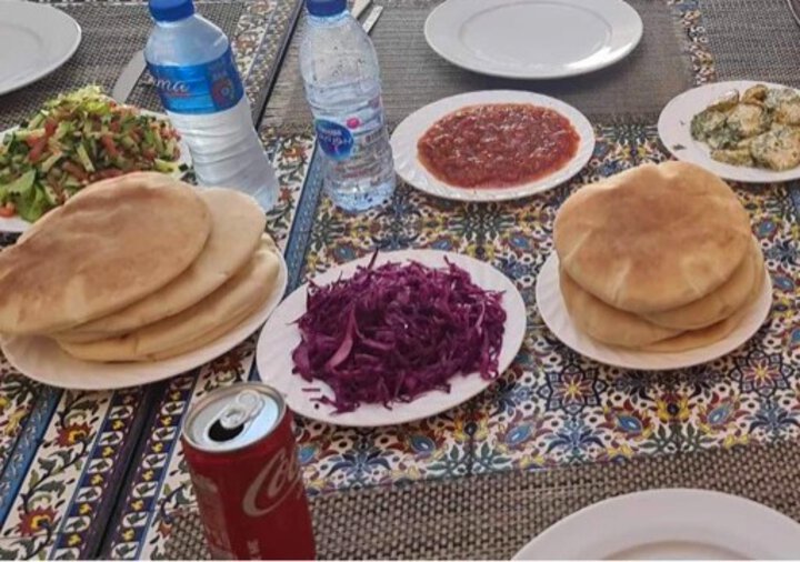 Salater, linser og godt brød er typisk palestinsk mat.