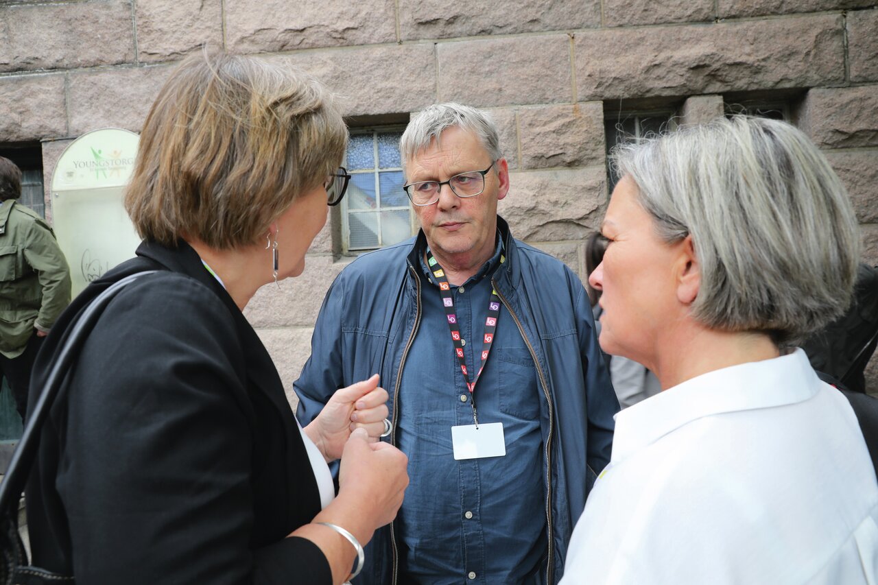 Fagforbundets nestleder Odd Haldgeir Larsen i samtale med leder i Fagforbundet, Mette Nord og LOs nestleder Sissel M. Skoghaug på LO-kongressen.