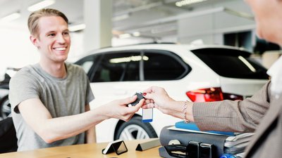 man får nyckel till ny bil av bilförsäljare