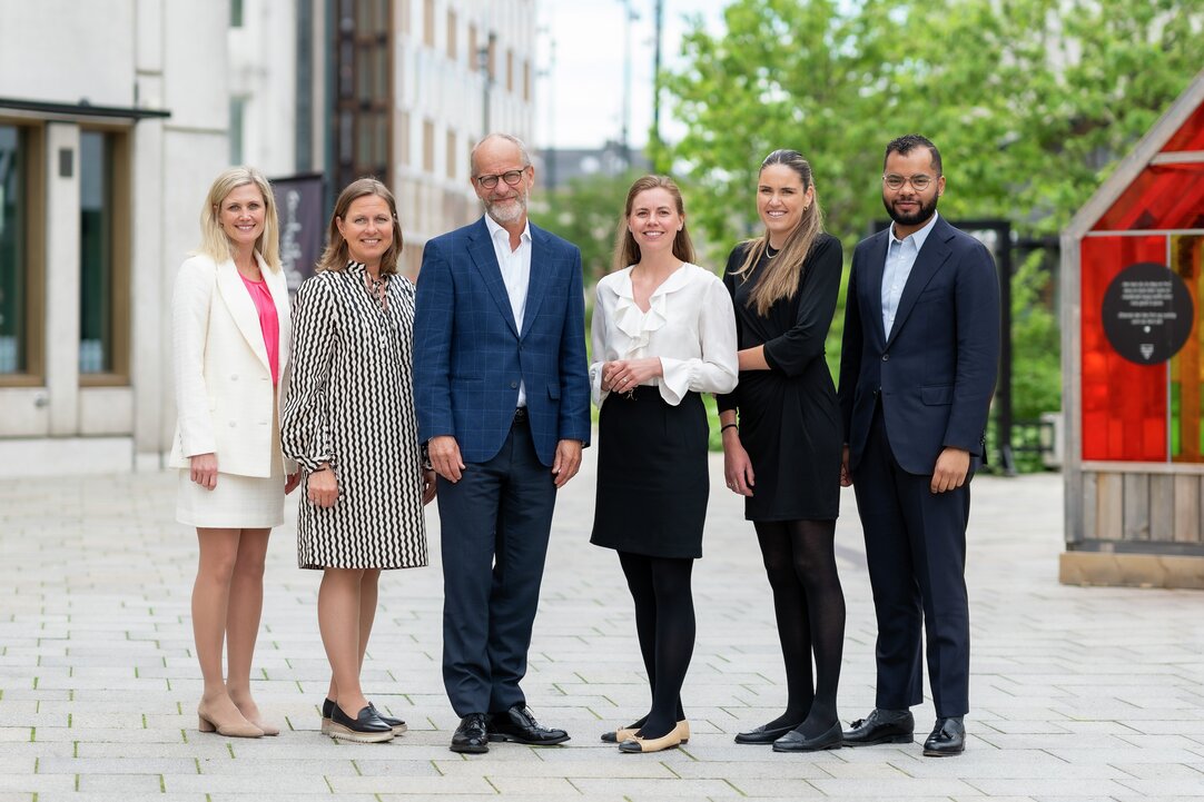 Cecilia Mathisen (Head of People and Culture), Heidi Skuterud (COO), Finn Bjørnstad (Managing Partner) og Katrine Bach-Gansmo, Maren Sofie Samset og Patrick Oware from the trainee committee have every reason to be proud after the announcement of the ranking on Wednesday evening.